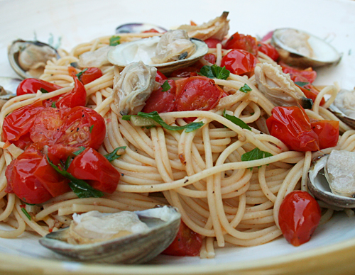 Spaghetti With Clams & Cherry Tomatoes