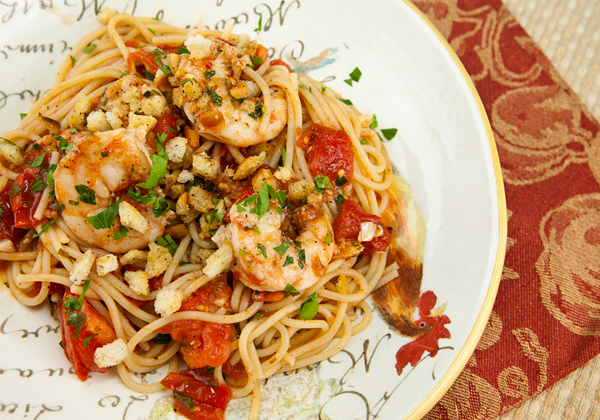 Spaghetti With Shrimp, Tomatoes & Breadcrumbs