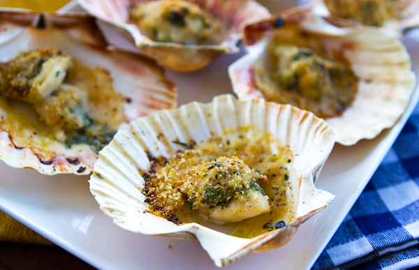 Scallops With Garlicky Breadcrumbs